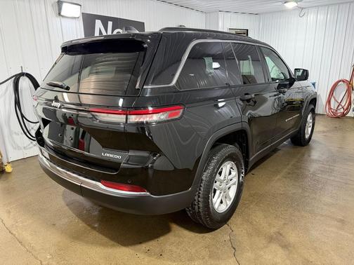 Diamond Black Crystal Pearlcoat 2025 Jeep Grand Cherokee Laredo