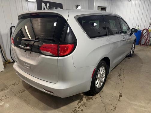 2024 Chrysler Voyager LX