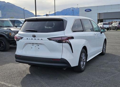 Ice 2026 Toyota Sienna LE