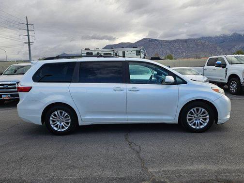 Blizzard Pearl 2017 Toyota Sienna XLE