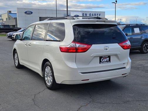 Blizzard Pearl 2017 Toyota Sienna XLE