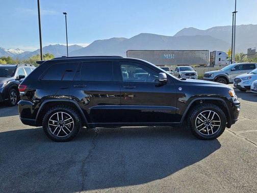 Diamond Black Crystal Pearlcoat 2020 Jeep Grand Cherokee Trailhawk