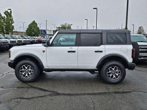 Oxford White 2023 Ford Bronco Badlands