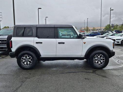 Oxford White 2023 Ford Bronco Badlands
