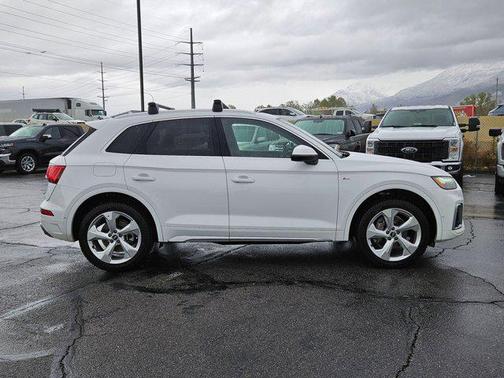 White 2022 Audi Q5 45 S line Prestige