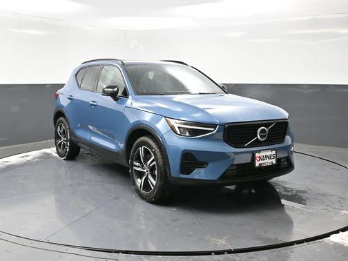 2024 Volvo XC40 B5 Core