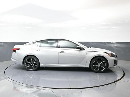 2024 Nissan Altima SR FWD