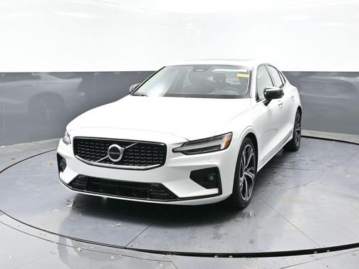 2024 Volvo S60 B5 Core Dark Theme