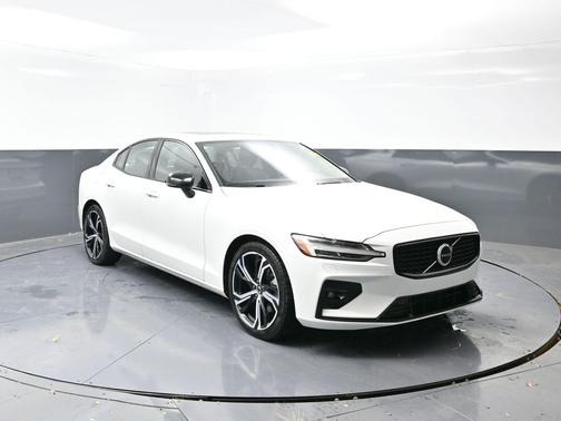 2024 Volvo S60 B5 Core Dark Theme