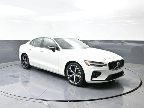 2024 Volvo S60 B5 Core Dark Theme