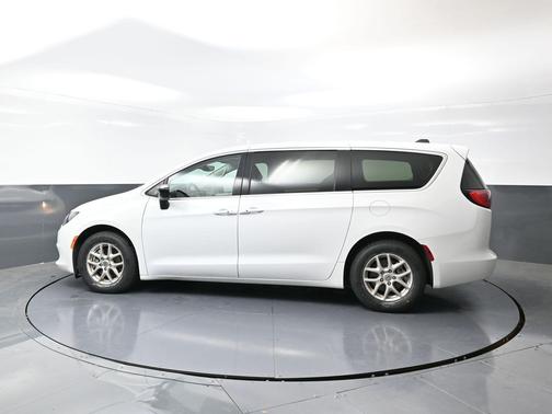 2024 Chrysler Voyager LX