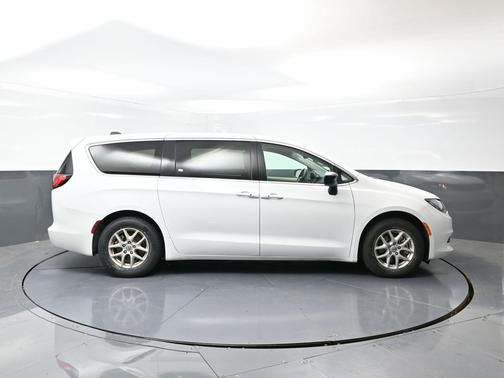 2024 Chrysler Voyager LX