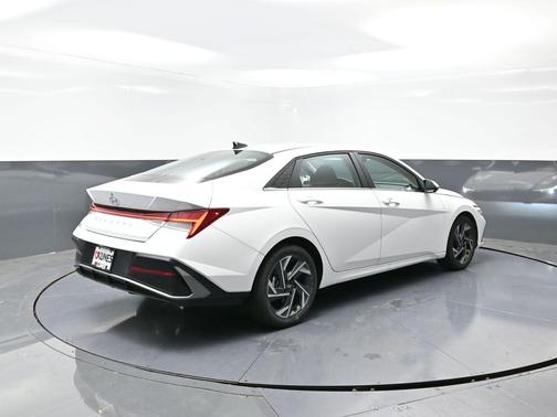 2025 Hyundai ELANTRA SEL