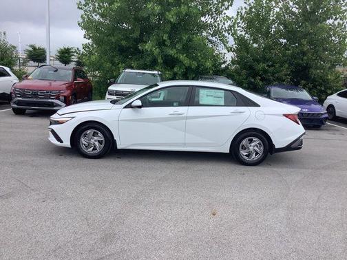 2025 Hyundai ELANTRA SE