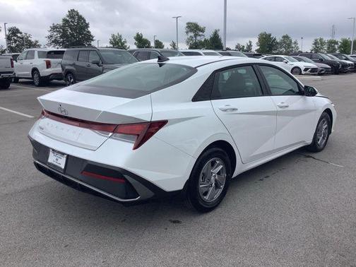 2025 Hyundai ELANTRA SE