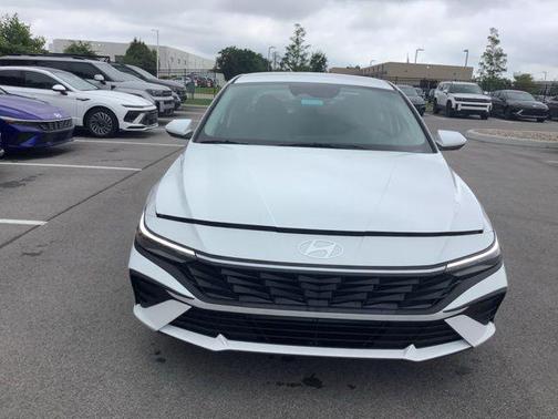 2025 Hyundai ELANTRA SE