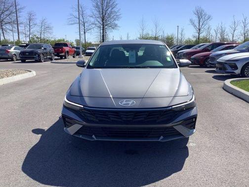 2025 Hyundai ELANTRA SE