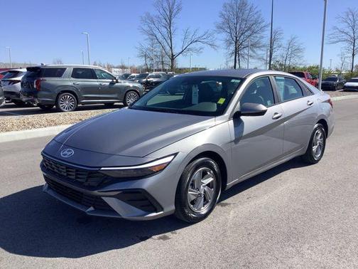 2025 Hyundai ELANTRA SE