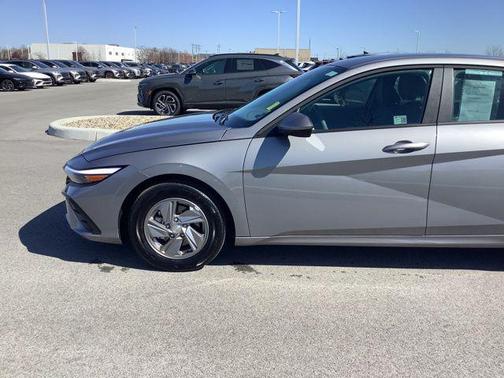 2025 Hyundai ELANTRA SE