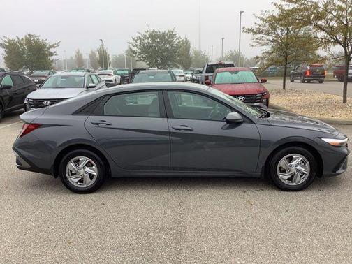 2025 Hyundai ELANTRA SE