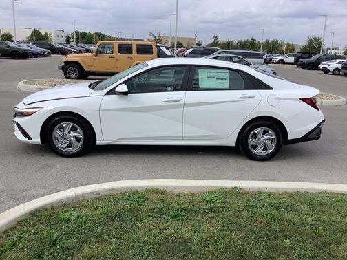 2025 Hyundai ELANTRA SE