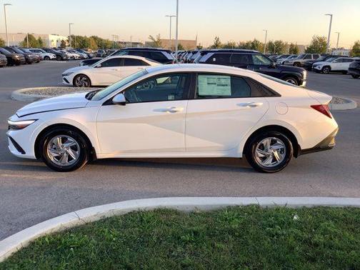 2025 Hyundai ELANTRA SE
