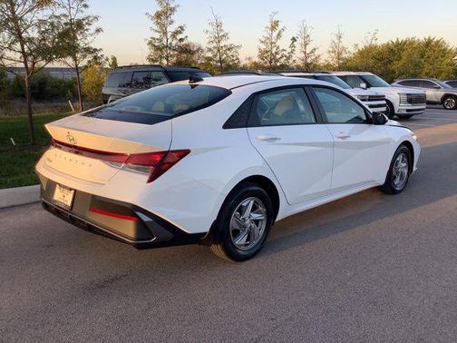 2025 Hyundai ELANTRA SE