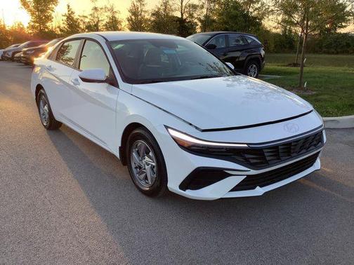 2025 Hyundai ELANTRA SE