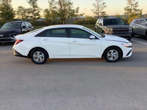 2025 Hyundai ELANTRA SE