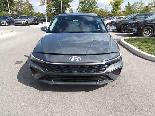 2025 Hyundai ELANTRA SE