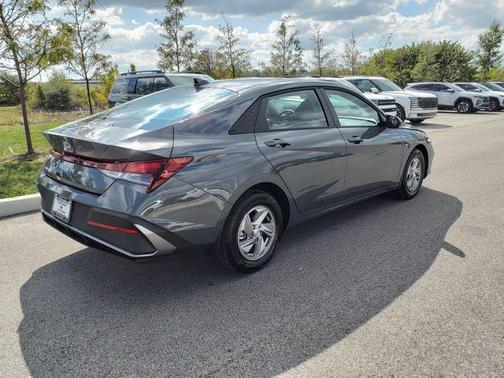 2025 Hyundai ELANTRA SE