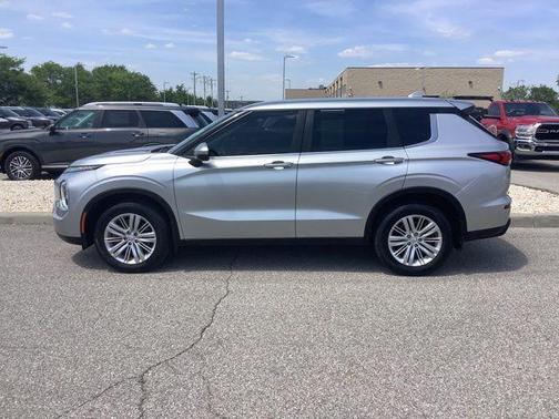 Alloy Silver Metallic 2022 Mitsubishi Outlander ES