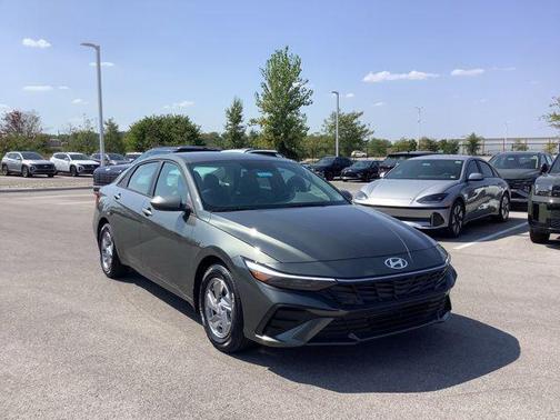 2025 Hyundai ELANTRA SE