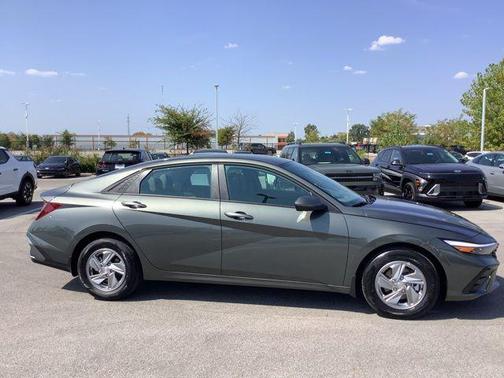 2025 Hyundai ELANTRA SE