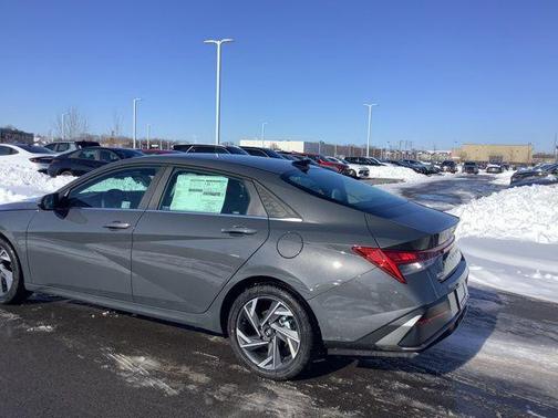 2025 Hyundai ELANTRA Limited