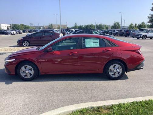 2025 Hyundai ELANTRA SE