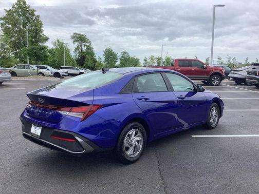 2025 Hyundai ELANTRA SE