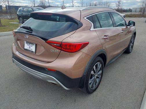 2017 INFINITI QX30 Premium