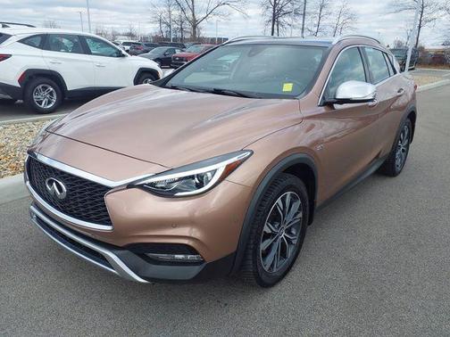 2017 INFINITI QX30 Premium