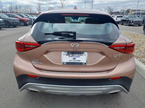 2017 INFINITI QX30 Premium