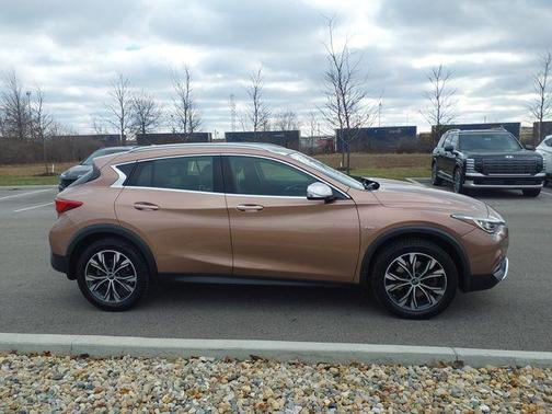 2017 INFINITI QX30 Premium