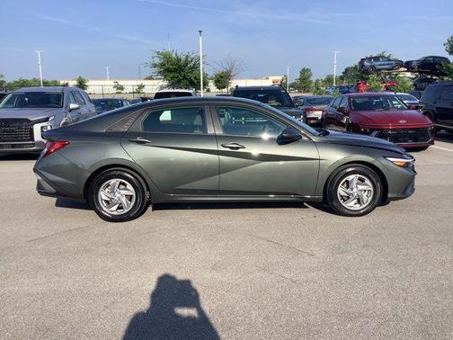 2025 Hyundai ELANTRA SE