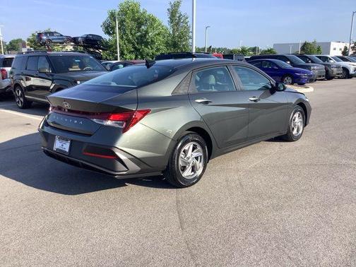 2025 Hyundai ELANTRA SE