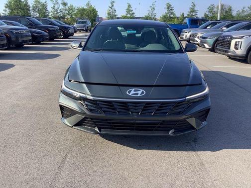 2025 Hyundai ELANTRA SE