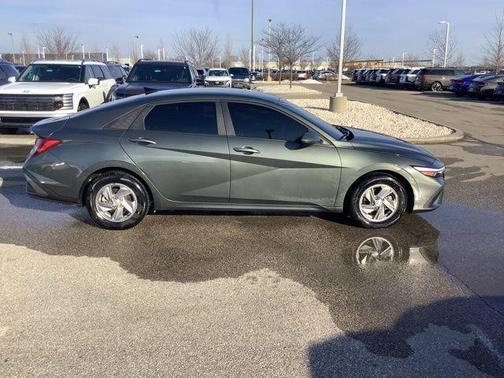 2025 Hyundai ELANTRA SE