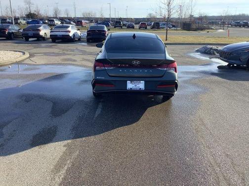 2025 Hyundai ELANTRA SE