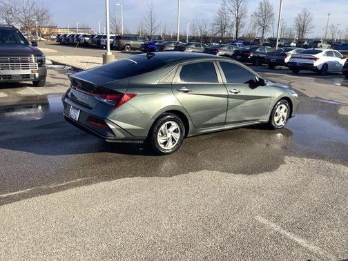 2025 Hyundai ELANTRA SE