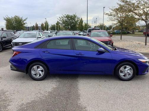 2025 Hyundai ELANTRA SE