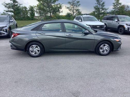 2025 Hyundai ELANTRA SE