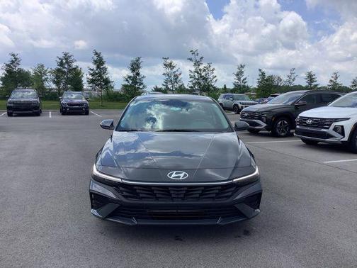 2025 Hyundai ELANTRA SE